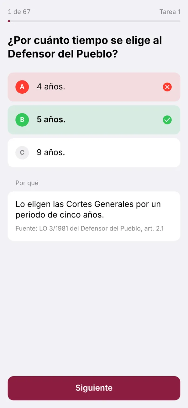 Pregunta de práctica corregida: la respuesta elegida en rojo, la correcta en verde, la explicación y la fuente.